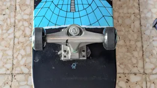 Monopatín con protecciones y casco