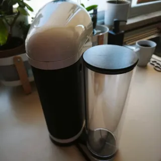 Máquina de café Nespresso bege