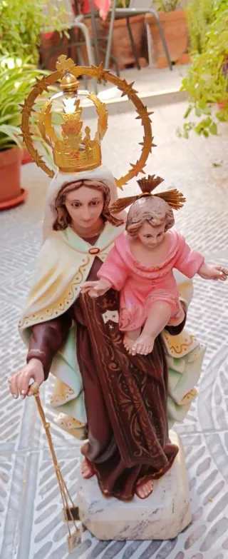 Virgen del Carmen preciosa figura tiene una fisua