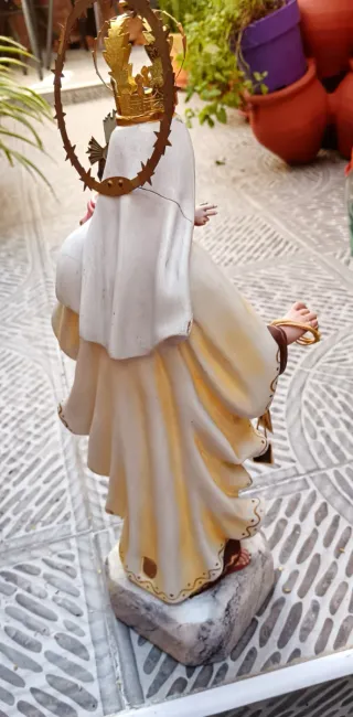 Virgen del Carmen preciosa figura tiene una fisua