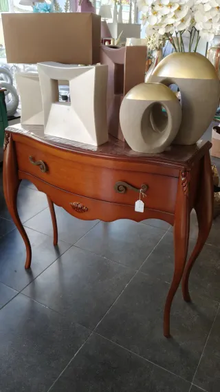 Consola de madera con detalles dorados