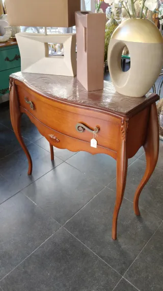 Consola de madera con detalles dorados