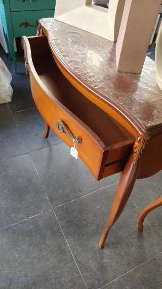 Consola de madera con detalles dorados