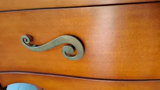 Consola de madera con detalles dorados