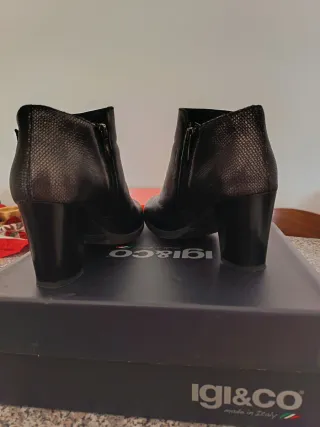 Stivaletti Igi&Co neri con tacco e fibbia
