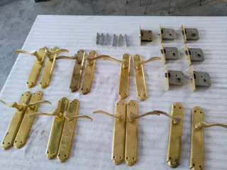 Manillas doradas con picaporte