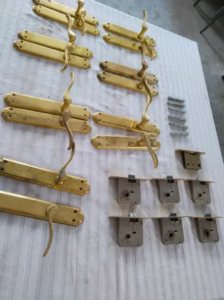 Manillas doradas con picaporte