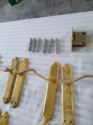 Manillas doradas con picaporte