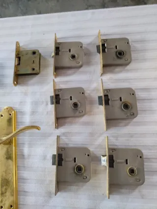 Manillas doradas con picaporte