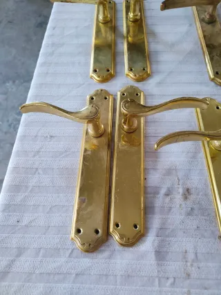 Manillas doradas con picaporte