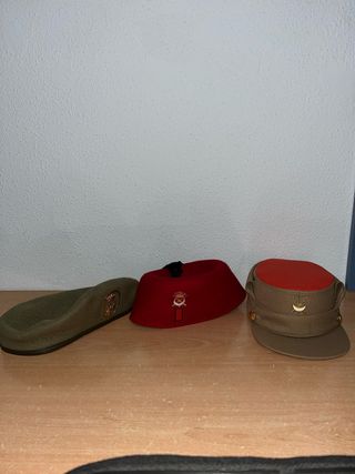 Tarbush de desfile, gorra de regulares y boina