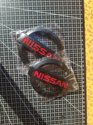 Insignias Nissan Negras