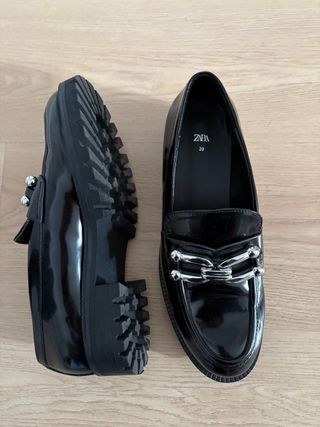 Mocasines Zara negros con cadena talla 39