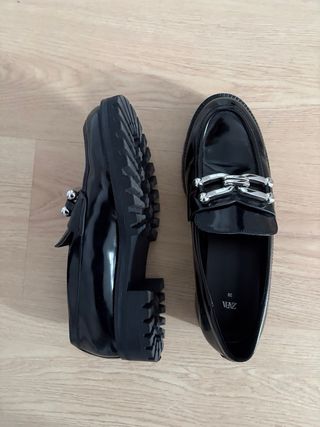 Mocasines Zara negros con cadena talla 39