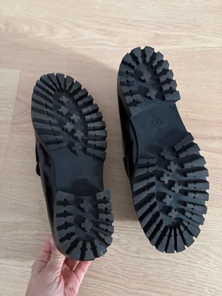 Mocasines Zara negros con cadena talla 39