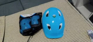 Casco y protecciones infantiles azul