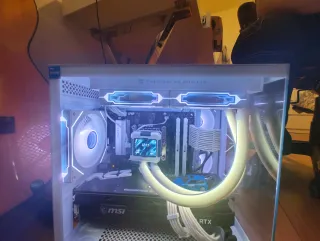 PC Gaming Blanco y Azul