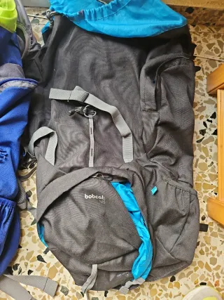 Mochila de viaje negra y roja y azul