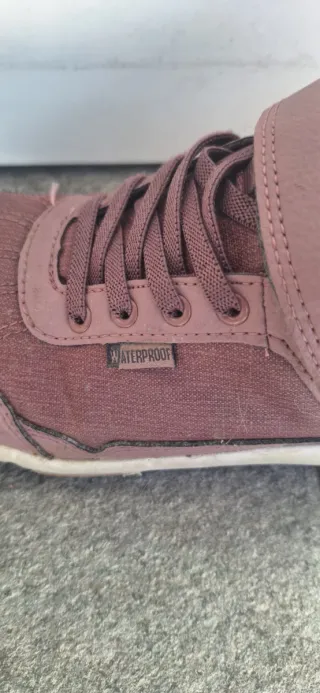 Botas de montaña niña rosa talla 34.