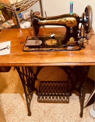 Máquina de coser Singer con mueble y factura 1.909
