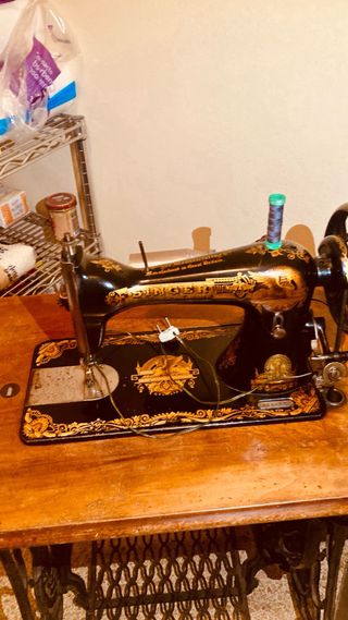 Máquina de coser Singer con mueble y factura 1.909