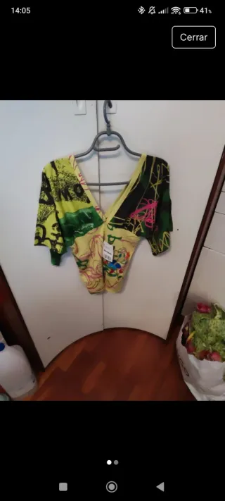 Blusa verde y amarilla con estampado