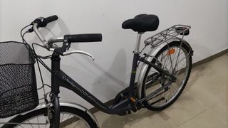 Bicicleta de paseo Conor con cesta