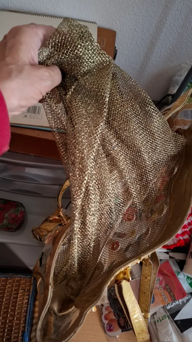 Bolso vintage dorado con corazón