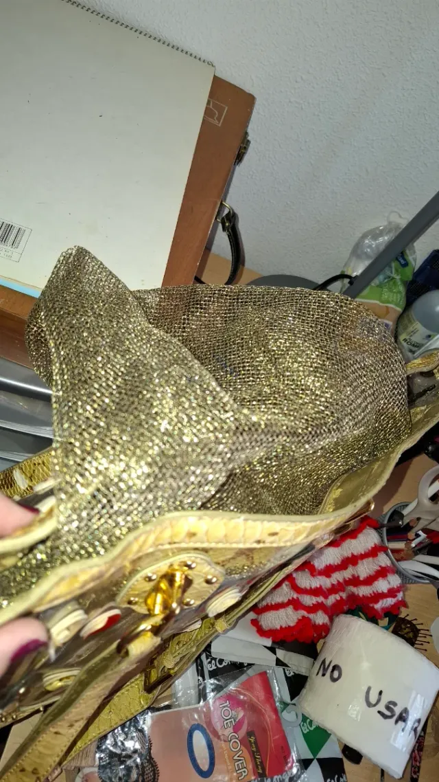 Bolso vintage dorado con corazón