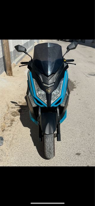 Moto Scooter Azul y Negra