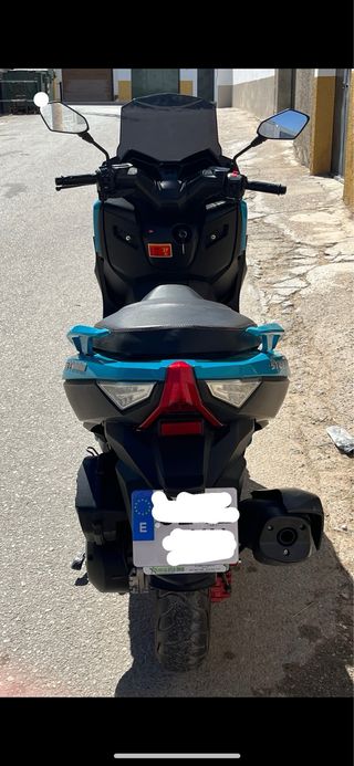 Moto Scooter Azul y Negra