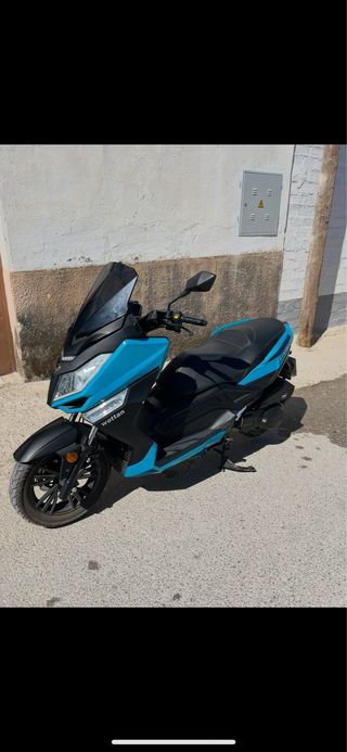 Moto Scooter Azul y Negra