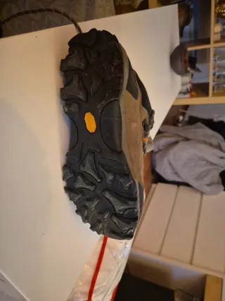 Botas de montaña y nieve Vibram marrones y grises