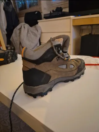 Botas de montaña y nieve Vibram marrones y grises