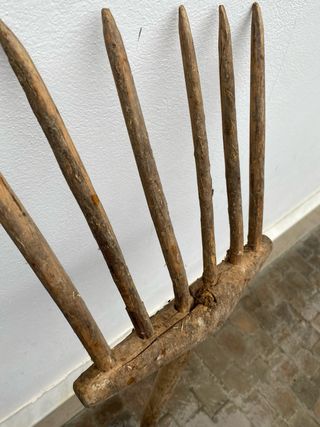 Horca antigua de madera decorativa