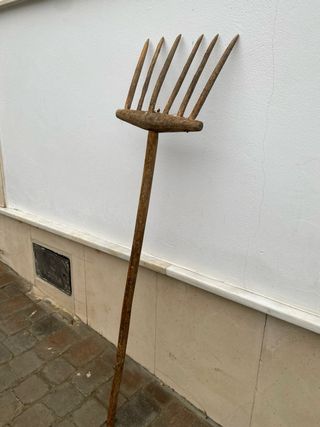 Horca antigua de madera decorativa