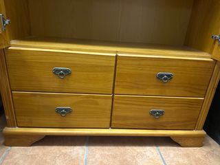 Vitrina de madera con puertas de cristal