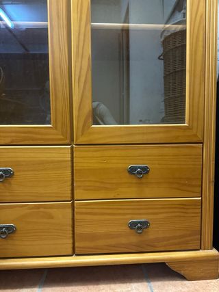 Vitrina de madera con puertas de cristal