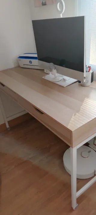 Escritorio de madera y metal