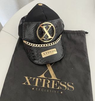 Gorra XTRESS Negra y Dorada Unisex Nueva,