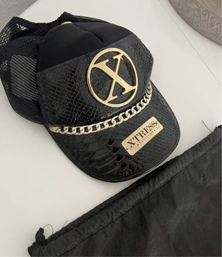 Gorra XTRESS Negra y Dorada Unisex Nueva,