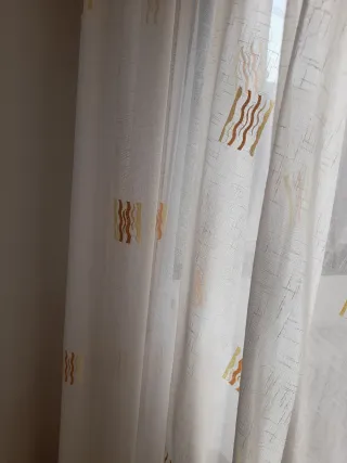 Cortina de lino blanca y amarilla