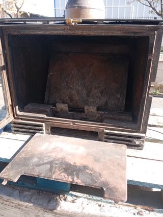 Chimenea metálica con puerta de cristal