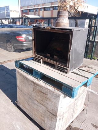 Chimenea metálica con puerta de cristal