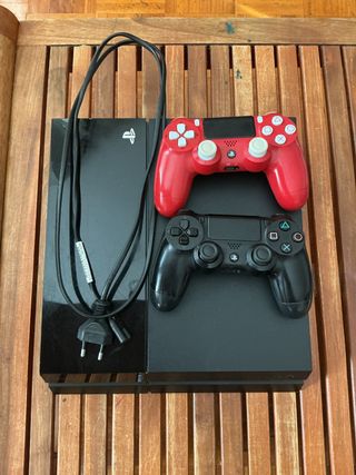 PS4 500GB Negra + Mando Rojo y mando negro