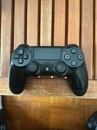 PS4 500GB Negra + Mando Rojo y mando negro