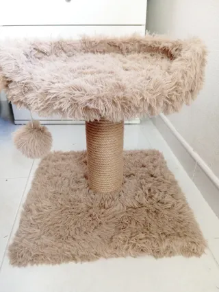 Rascador para gatos con cama y juguete