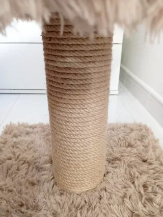 Rascador para gatos con cama y juguete