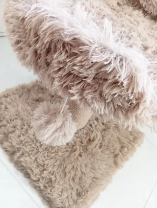 Rascador para gatos con cama y juguete