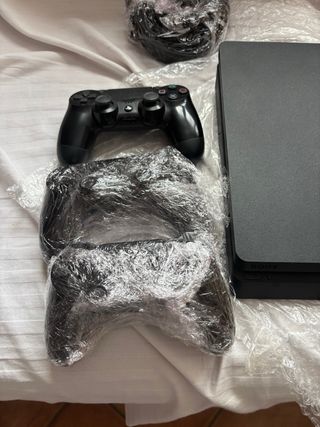 PS4 Slim Negra + Mando y Cables